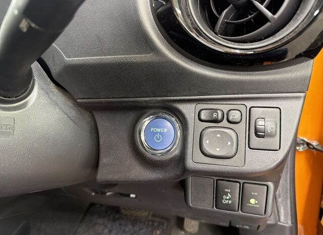 Toyota Aqua HYBRID full